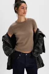 Remera de algodón acanalado color marrón topo, de calce entallado, con escote redondo, mangas cortas y efecto desgastado en las costuras.