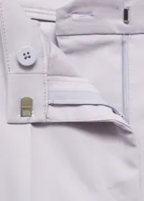 Pantalon de vestir de corte recto y tiro medio, con trabillas en la cintura, bolsillos laterales y bolsillos de ribete en la parte posterior.