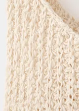 Top tejido de punto grueso en color beige, con cuello redondo y diseño sin mangas con tirantes anchos.