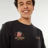 Remera negra de manga corta con estampado de fresa y texto en japonés.