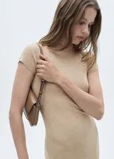 Vestido midi de punto fino con textura acanalada, color beige. Presenta un diseño entallado, cuello perkins y mangas cortas.