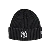 Gorro tipo beanie de lana acanalada en color negro con efecto lavado. Presenta el logo de los New York Yankees bordado en blanco en el frente y el logo de la marca en el lateral.