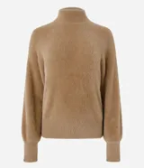 Suéter de poliamida afelpada color tostado, con cuello alto y mangas largas de diseño holgado.