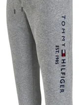 Pantalón de jogging gris melange de Tommy Hilfiger, con cintura elástica ajustable con cordón, bolsillos laterales y logo de la marca bordado en la pierna.