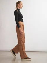 Pantalón cargo de cuero color marrón, con cintura elástica, bolsillos laterales tipo parche con solapa y pespuntes a contratono.