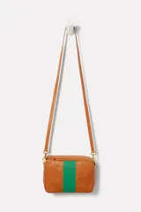 Bandolera rectangular color marrón con una franja verde.