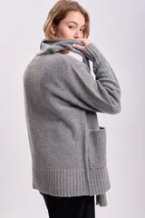 Cardigan gris claro de tejido de punto con bolsillos delanteros y lazo al cuello.