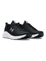 Championes deportivos Under Armour modelo Charged Commit TR 4, color negro con entresuela blanca y logo de la marca en el lateral.