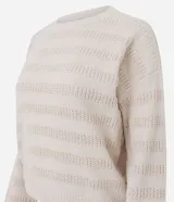 Blusa de punto ligero color beige, con diseño de rayas horizontales texturizadas, cuello redondo, mangas largas y terminaciones acanaladas en puños y ruedo.