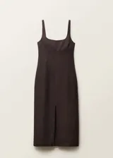 Vestido midi color borgoña de lino, con breteles anchos, escote cuadrado, corte recto, abertura frontal en el ruedo y detalle de costuras verticales.