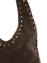 Cartera tipo hobo de gamuza marrón, decorada con tachas metálicas en los bordes y en las asas de hombro.