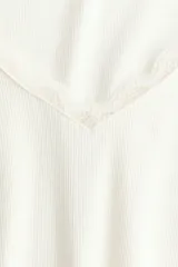 Top en punto acanalado fino de algodón, de color blanco, corte entallado, mangas cortas y escote en V pronunciado ribeteado con encaje.