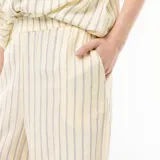 Pantalón palazzo de corte ancho, color amarillo con rayas finas verticales azules, confeccionado en mezcla de lino con cintura elástica.