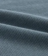 Remera celeste de algodón acanalado, corte slim fit, cuello redondo y mangas cortas.