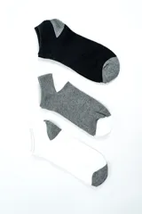 Pack de tres pares de medias cortas tipo ankel de algodón, en colores negro, gris y blanco con puntera y talón en contraste.