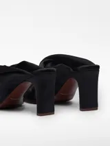 Sandalia de tacón color negro para mujer, con tiras torsionadas en la pala, puntera cuadrada, plantilla Memory Foam y suela antideslizante.