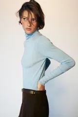 Jersey de punto celeste con cuello subido y manga larga, confeccionado con mezcla de lana.
