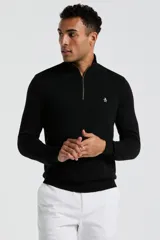 Sweater de punto color negro, con cuello alto y cierre frontal parcial de un cuarto. Presenta mangas largas con puños acanalados y el logo de la marca bordado en el pecho.