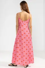 Vestido largo hasta el tobillo con estampado floral, breteles finos y escote en V profundo adornado con detalle de flores.