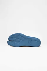 Zapatilla azul con diseño de pezuña, marca Tabi. Fabricada con tejido Tencel y suela de caña de azúcar.