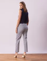 Pantalón de gabardina estampada a cuadros, marca Hope & Harlow. Modelo recto con pretina ancha elastizada.