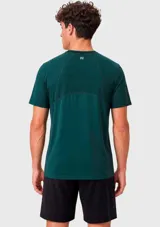 Camiseta deportiva de manga corta en color verde oscuro, confeccionada en tejido técnico con paneles laterales texturizados y cuello redondo.