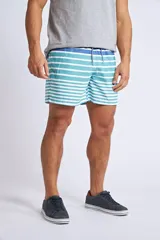 Short de baño con estampado de ondas en tonos azules, cintura elástica con cordón ajustable, bolsillos laterales y bolsillo trasero. Incluye suspensor interno y logo bordado.