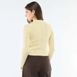 Cárdigan de punto fino color amarillo pastel, con cuello tipo polo, manga larga y cierre frontal de botones metálicos.