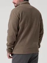 Buzo de polar para hombre en color otter, con cuello alto y cierre frontal parcial mediante botones a presión. Presenta mangas largas, bolsillos laterales y un diseño de corte recto con una costura horizontal decorativa en el pecho.