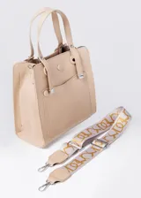 Cartera color beige de cuero sintético, con doble asa corta y correa larga extraíble con estampado de letras en dorado.