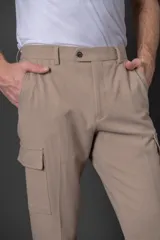 Pantalón cargo color beige con bolsillos laterales y corte recto.