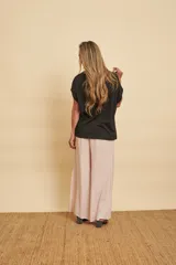 Blusa de manga corta color negro con panel frontal estampado con diseño de leopardos y motivos botánicos en tonos beige y negro.