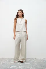 Pantalón de vestir plateado, de corte palazzo y tiro alto.