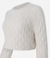 Suéter cropped de chenille color crema, con cuello redondo y mangas largas.