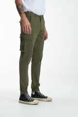 Pantalón cargo gris oscuro de gabardina con puños elásticos en los tobillos, bolsillos laterales con solapa y bolsillos traseros con solapa.