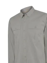 Camisa de manga larga RKF modelo Chungara, color verde, de corte regular con cuello camisero, bolsillos frontales con solapa y botones, diseñada para actividades al aire libre con protección UV.