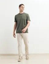 Remera verde militar de manga corta y cuello redondo.