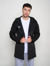 Parka larga de abrigo Umbro color azul marino con capucha y cierre frontal con cremallera.