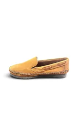 Mocasines de cuero marrón Pierre Bogalle, diseño clásico con costuras visibles alrededor de la puntera y suela plana.