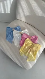 Top bandeau rosado con detalle de abertura en el centro y accesorio dorado.