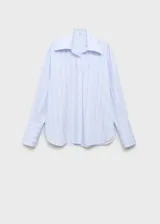 Camisa de corte recto con diseño de rayas verticales en tonos celestes y blancos. Presenta cuello camisero con solapas amplias, cierre frontal de botones ocultos bajo tapeta y mangas largas con puños abotonados.