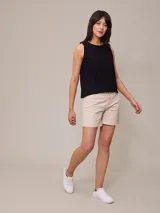 Musculosa color beige de lino y algodón, con cuello redondo y corte recto.