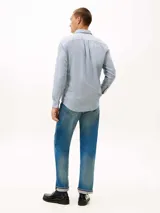 Camisa de corte regular confeccionada en algodón con tejido dobby texturizado. Presenta un micro estampado de puntos, cuello clásico con botones, cierre frontal abotonado y el logo de la marca bordado en el pecho.