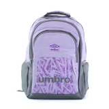 Mochila Umbro de color lila con detalles en gris oscuro. Presenta múltiples compartimentos con cierres, bolsillos laterales de malla y el logo Umbro estampado en el frente con un patrón geométrico en tonos de lila.