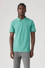 Chomba manga corta color celeste con cuello clásico y logo de la marca bordado en el pecho.