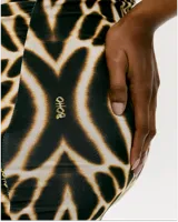 Vestido corto con estampado animal print, de un solo hombro y falda drapeada con lazos laterales.