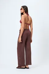 Pantalón tejido wide leg color marrón oscuro, con calado artesanal y cintura elastizada con cordón ajustable.