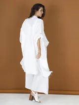 Spolverino blanco de lino con mangas 3/4 desflecadas.