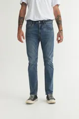 Jean de denim azul de corte slim.