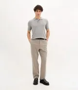 Pantalón de sastrería color beige, de corte recto, con cintura elástica y trabillas. Confeccionado en viscosa certificada, poliéster y elastano.